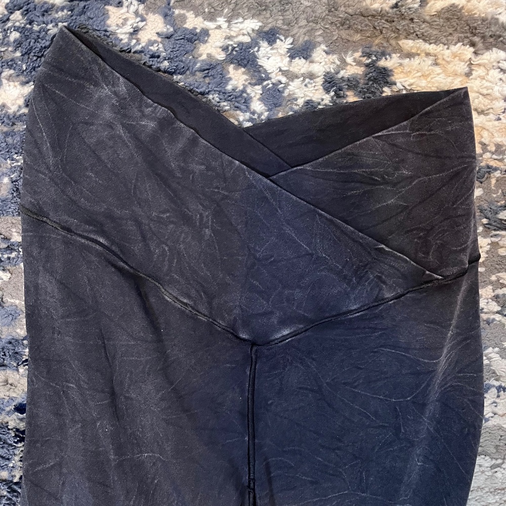 Aerie Offline Real Me Flare Leggings in Black Crinkle Pattern